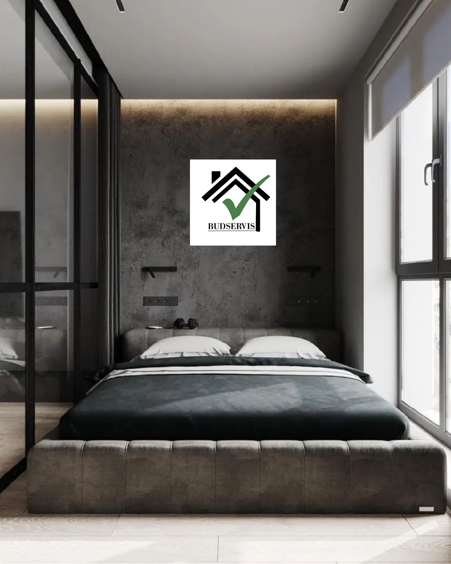 Sypialnia z łóżkiem na niskim podeście, ściana z szarego betonu z podświetleniem LED i logo firmy 'BUDSERVIS' z symbolem domu i zielonym ptaszkiem, okno z roletą.