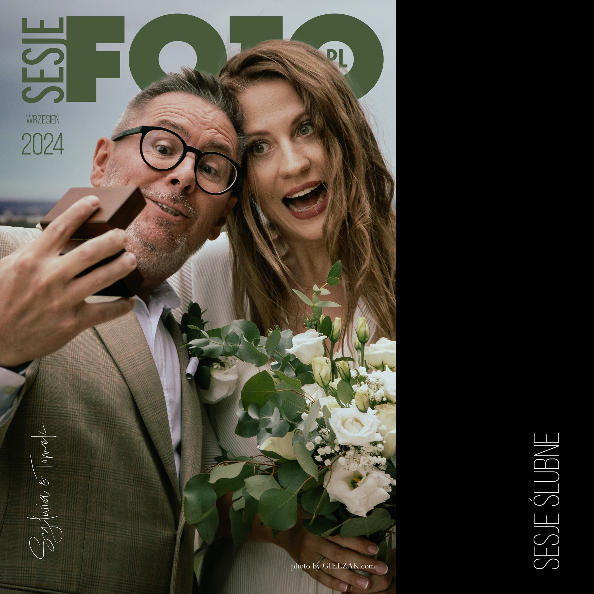 Para narzeczeńska, mężczyzna w okularach trzyma pudełko na pierścionek, kobieta z bukietem białych kwiatów, oboje z szerokimi uśmiechami, zdjęcie z bliska, z datą 'Wrzesień 2024' i napisem 'Sesje...