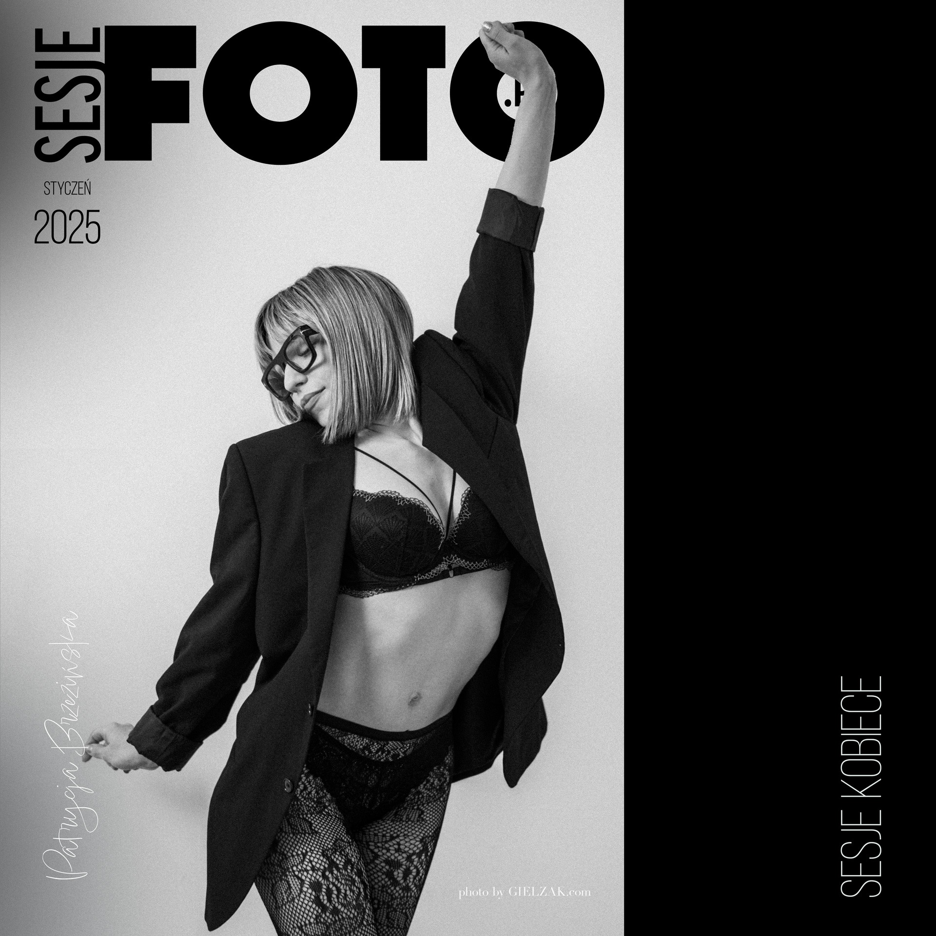 Czarno-białe zdjęcie kobiety w okularach, czarnej marynarce i bieliźnie, pozującej na okładce magazynu z napisem 'FOTO. SESJE STYCZEŃ 2025'