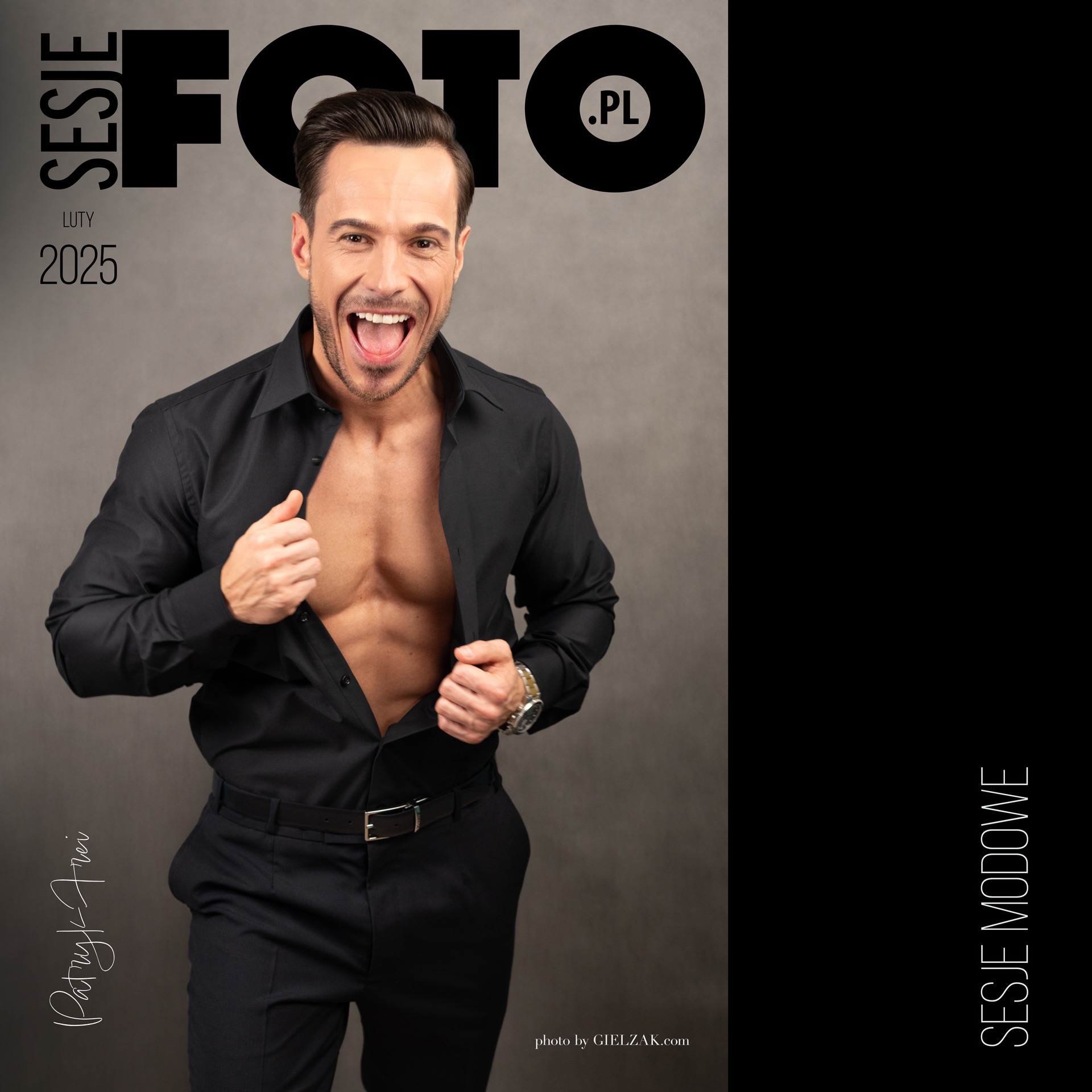 Mężczyzna z szerokim uśmiechem, rozpinający czarną koszulę, prezentujący wyrzeźbioną sylwetkę na szarym tle, z widocznymi elementami graficznymi i tekstem 'SESJE FOTO .PL' oraz 'SESJE MODOWE'.