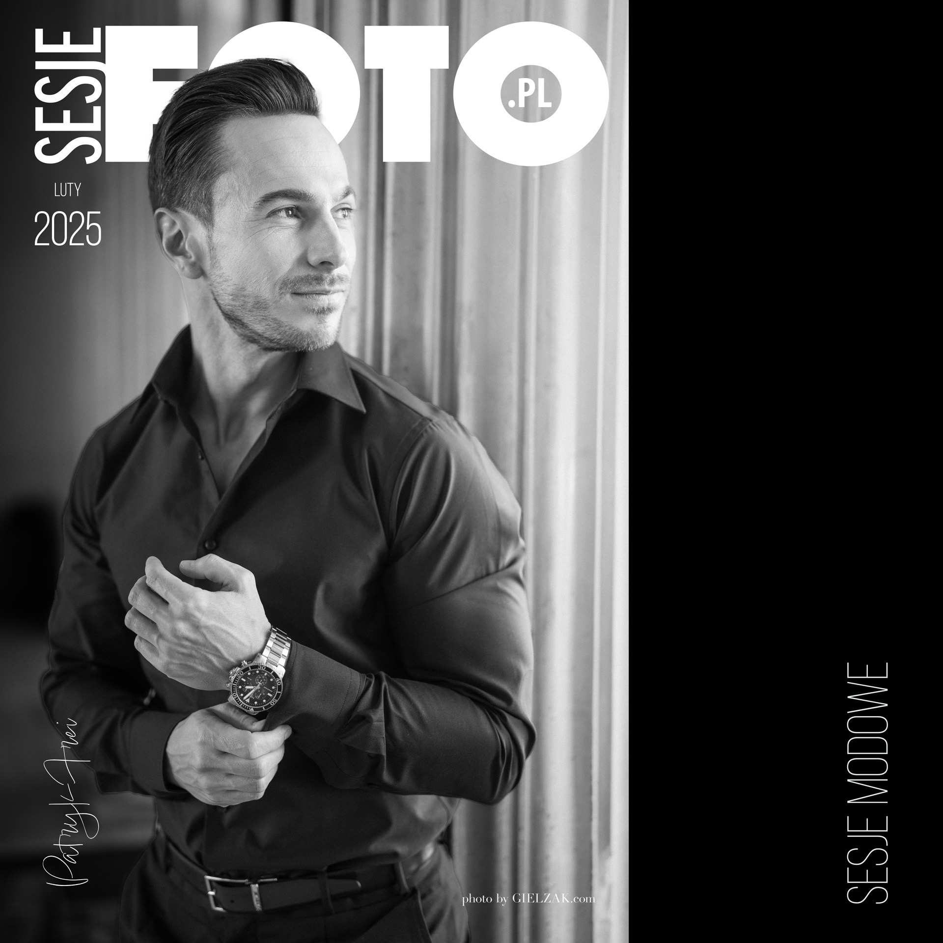 Czarno-białe zdjęcie mężczyzny w czarnej koszuli, poprawiającego mankiet, z widocznym zegarkiem na tle zasłon. U góry i z boku napisy reklamowe.