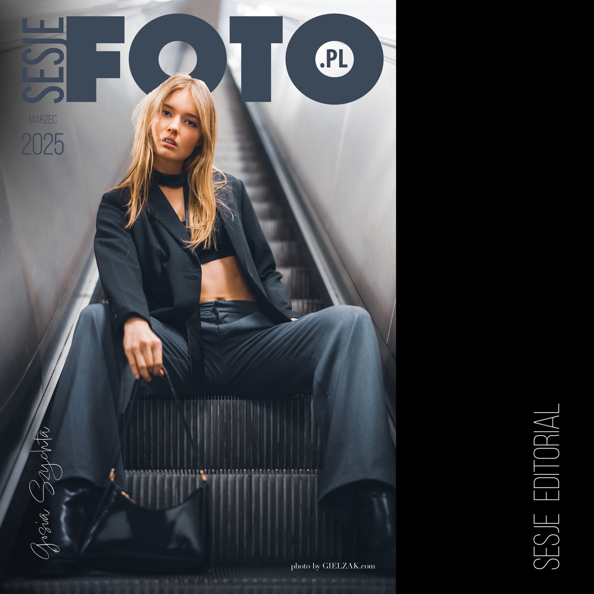 Blondwłosa modelka w czarnym garniturze siedzi na schodach ruchomych, pozując do sesji zdjęciowej z logo FOTO.PL widocznym w tle.