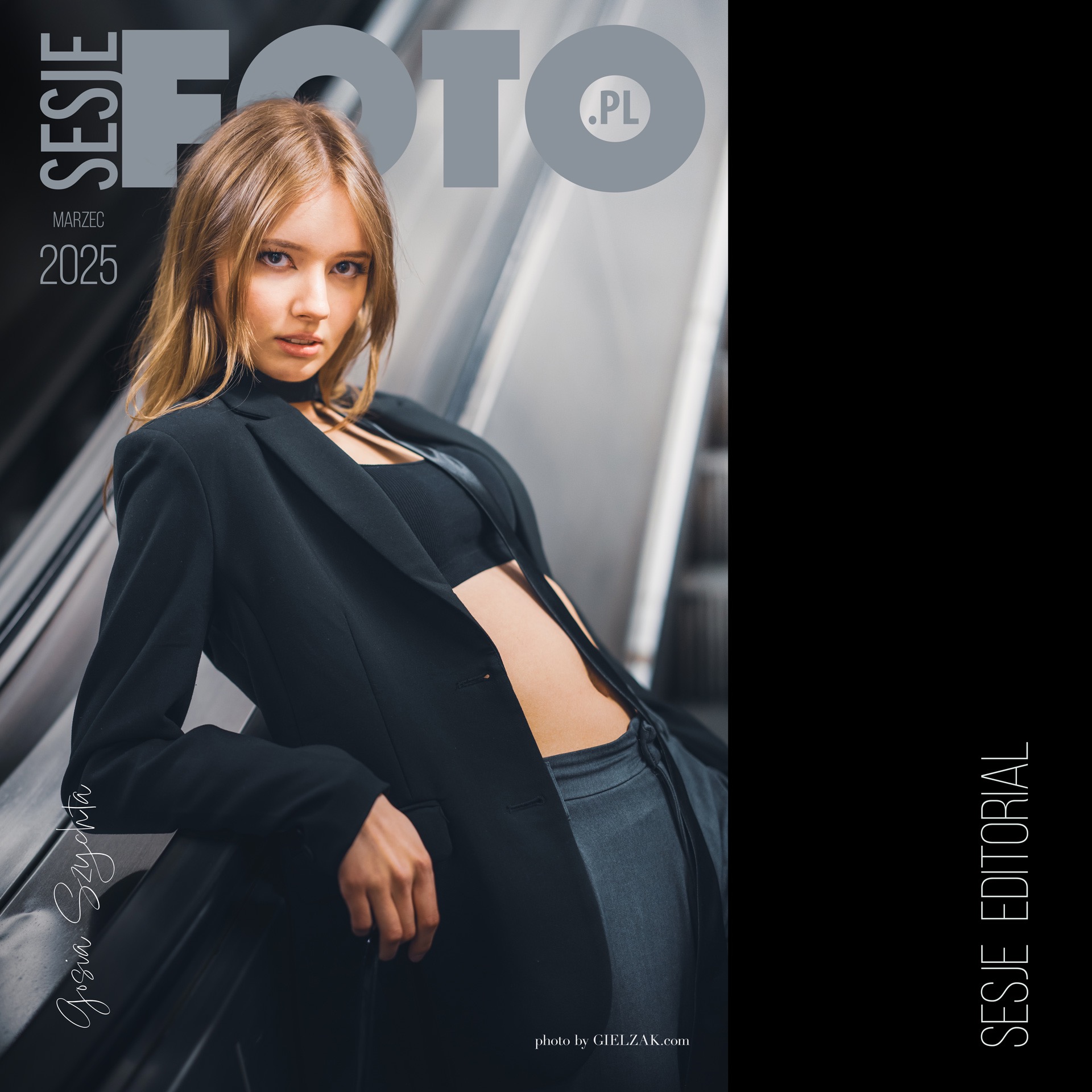 Portret młodej kobiety w czarnym garniturze, opierającej się o poręcz ruchomych schodów, zdjęcie w stylu okładki magazynu z napisem 'FOTO.PL MARZEC 2025'.