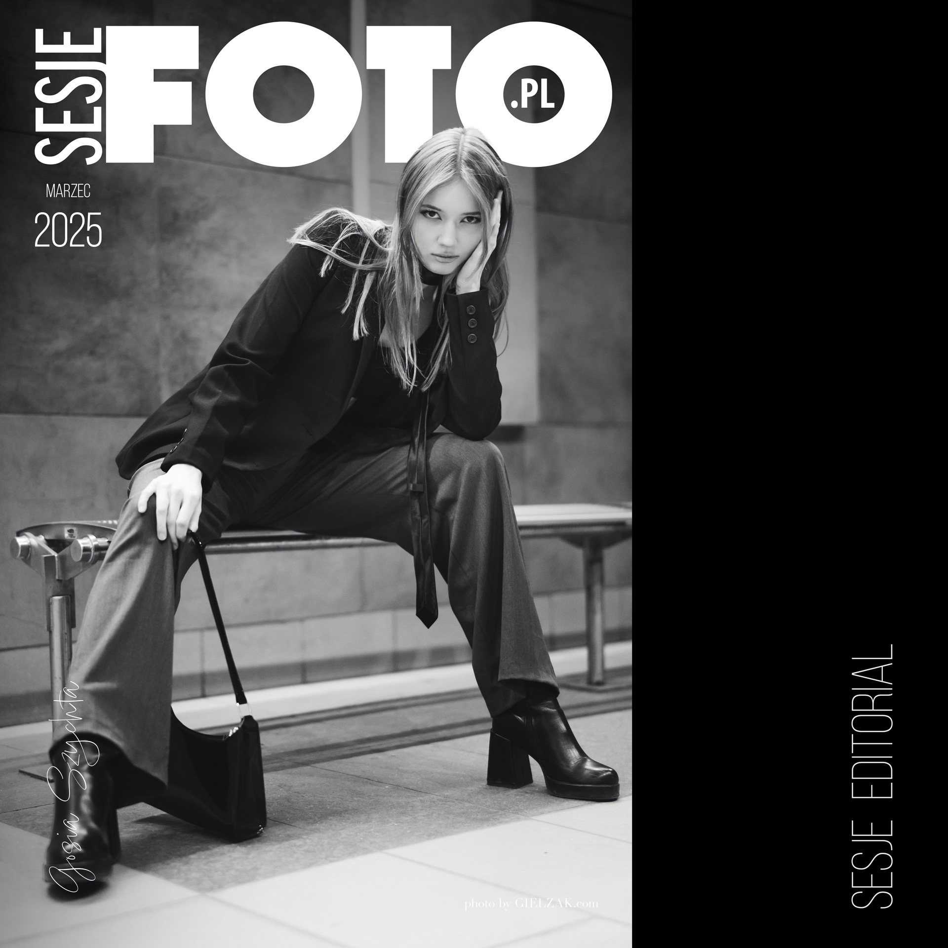 Czarno-biała fotografia studyjna przedstawiająca młodą kobietę w spodniach i marynarce, siedzącą na metalowej ławce, z torebką obok, w tle tekst 'SESJE FOTO.PL Marzec 2025' i 'SESJE EDITORIAL'.
