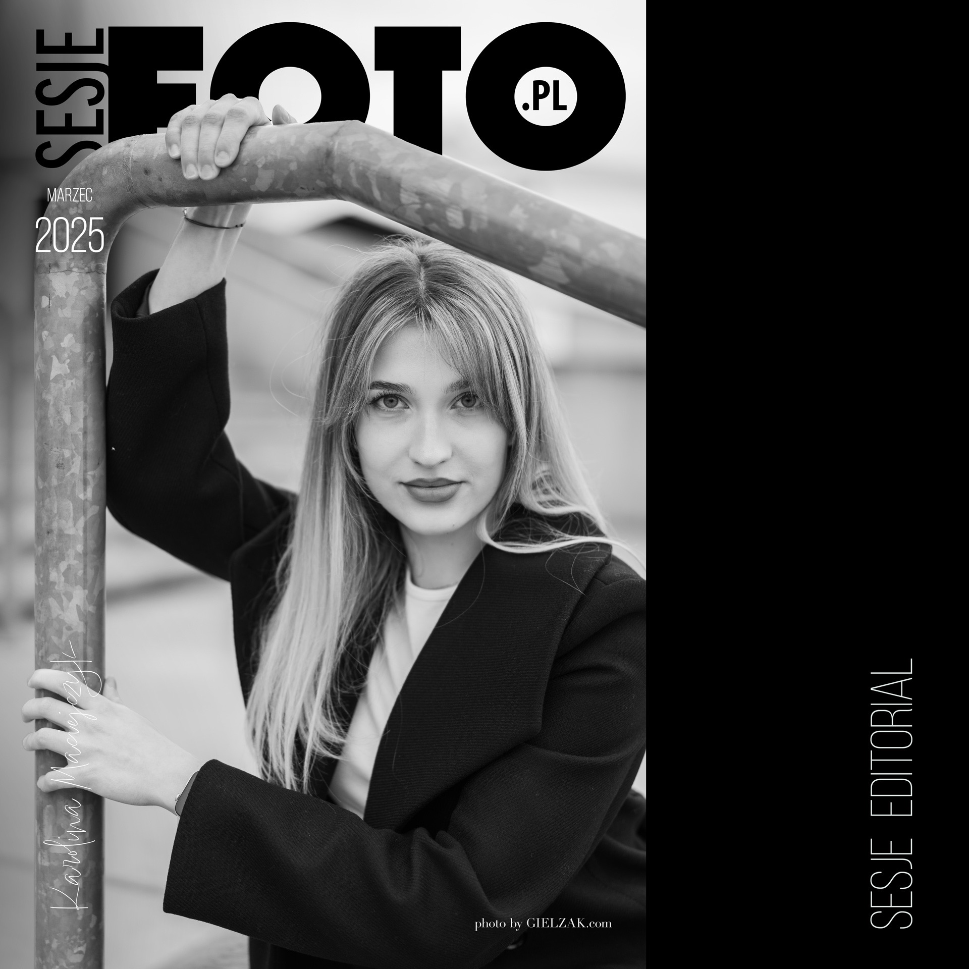 Czarno-białe zdjęcie portretowe młodej kobiety opierającej się o metalową rurę, z widocznym napisem 'SESJE FOTO.PL Marzec 2025', stylizowane na okładkę magazynu.