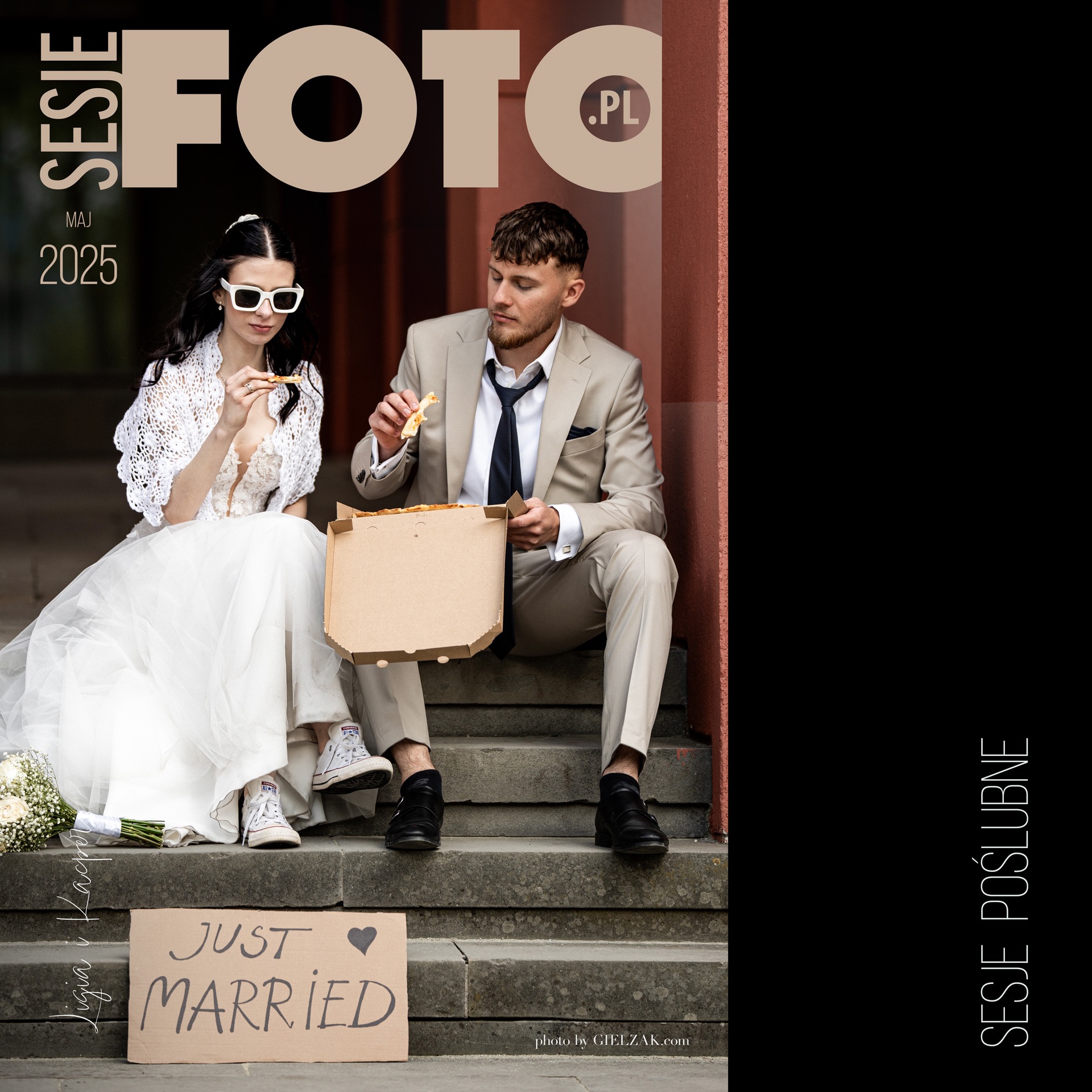Nietypowa sesja ślubna: para młoda w strojach ślubnych siedzi na schodach, jedząc pizzę z kartonu. Panna młoda w okularach i trampkach. Tabliczka 'Just Married'.