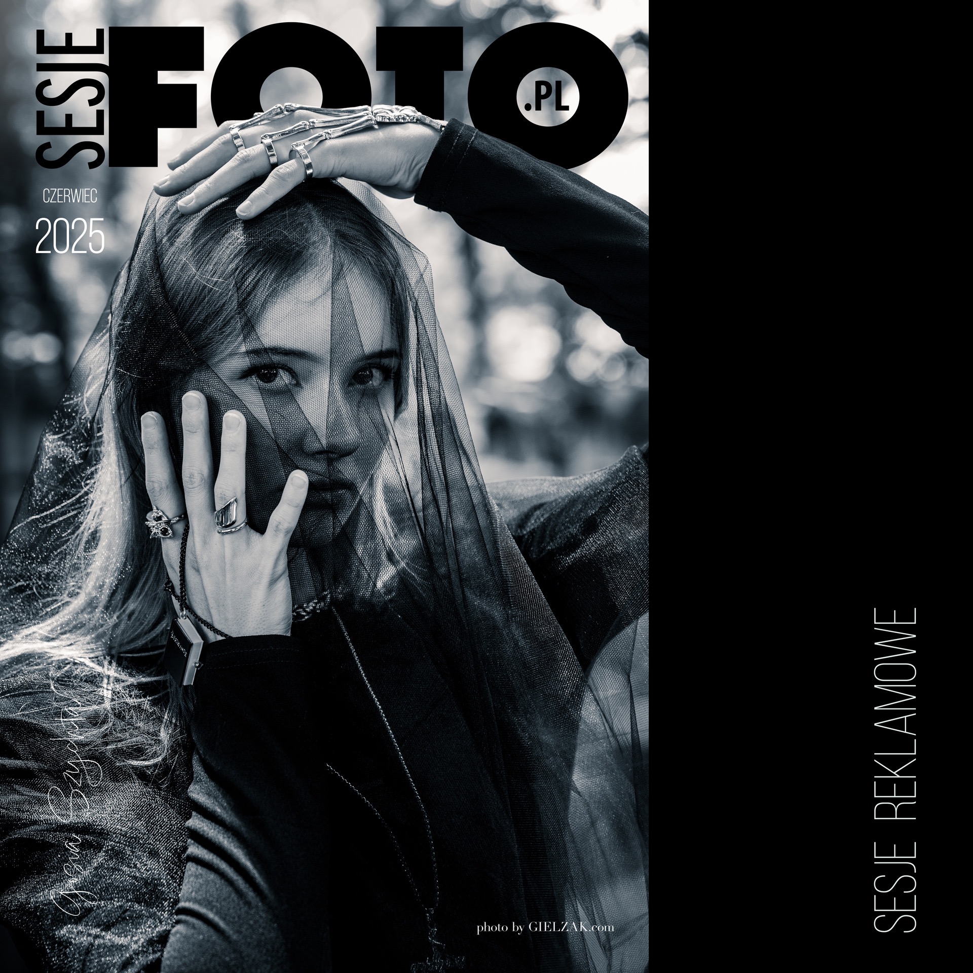 Czarno-biała fotografia kobiety z welonem, rękami w biżuterii i napisem 'SESJE FOTO.PL', stylizowana na okładkę magazynu z datą czerwiec 2025.