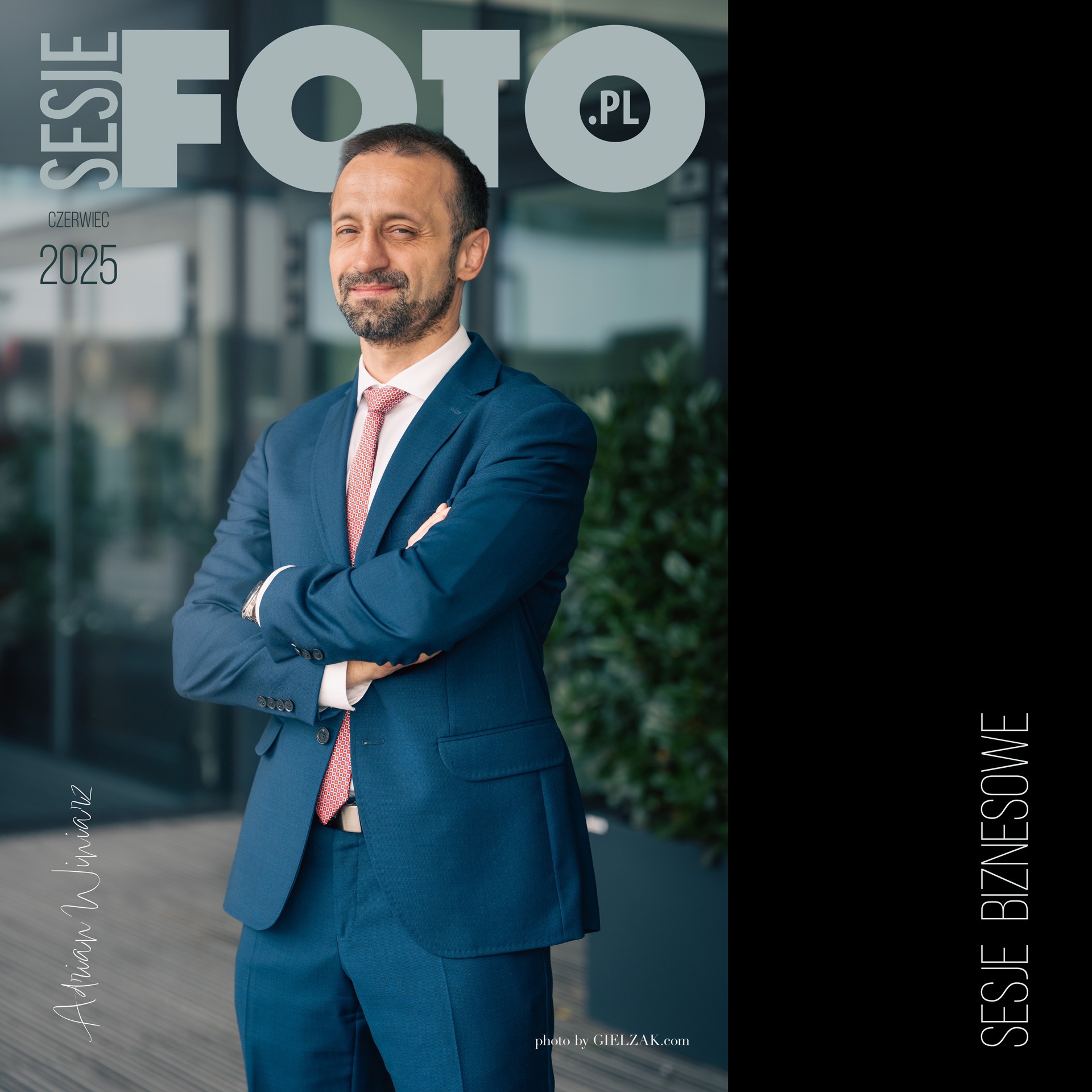 Profesjonalna sesja biznesowa w Krakowie. Mężczyzna w granatowym garniturze, z subtelnym uśmiechem, na tle nowoczesnego biurowca. Logo firmy widoczne w tle.