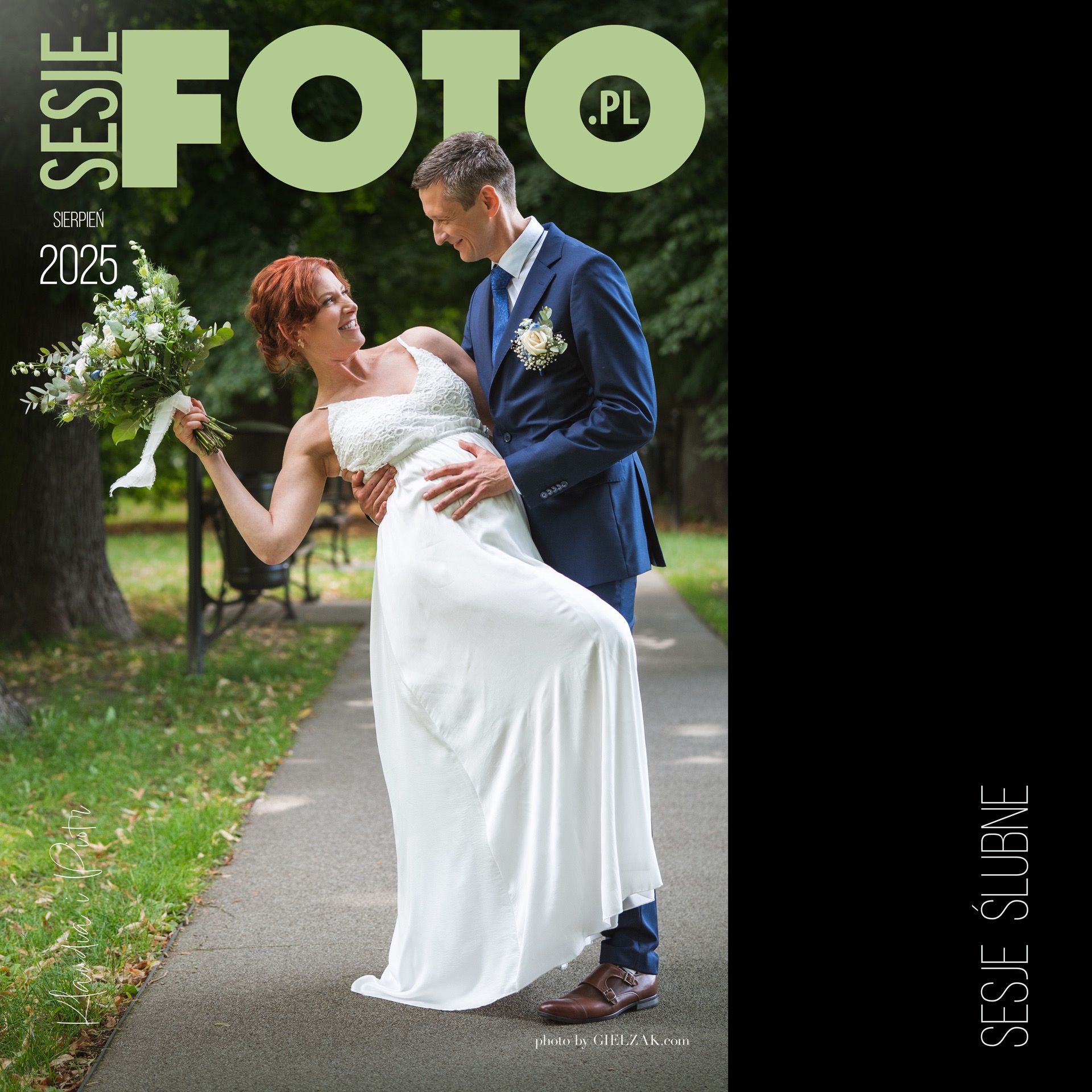 Uśmiechnięta para młoda w tańcu na alejce parkowej, panna młoda z bukietem. Logo fotografa w rogu. Sesja w sierpniu 2025, stylizowane zdjęcie.