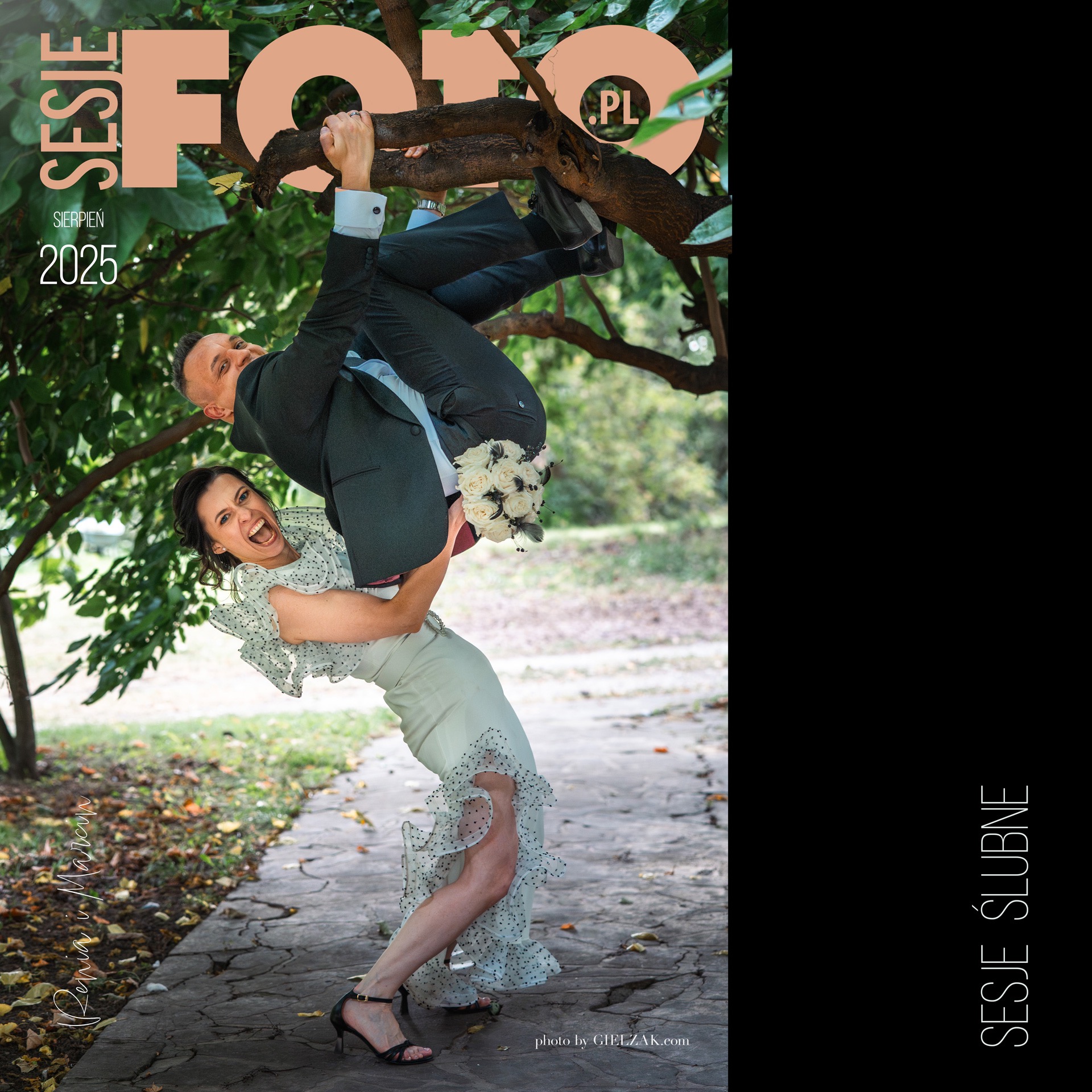 Dynamiczne ujęcie pary młodej: pan młody zwisa z gałęzi, trzymając pannę młodą. Radosne miny, bukiet, parkowe tło. Sesja ślubna w nietypowej scenerii.