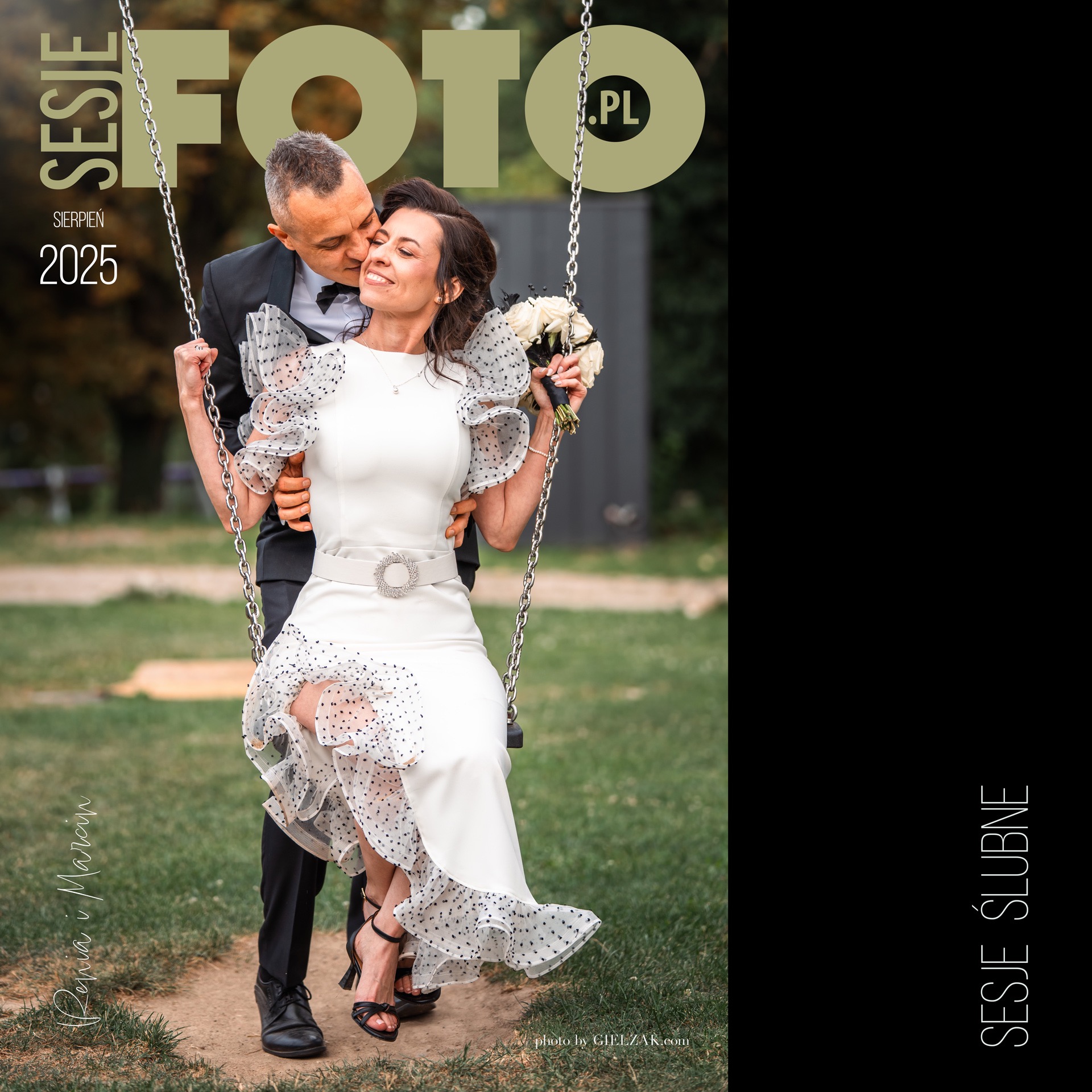 Uśmiechnięta para w strojach ślubnych na huśtawce w plenerze. Pan całuje Panią w policzek. Suknia Panny Młodej z falbanami w kropki i bukietem białych róż.