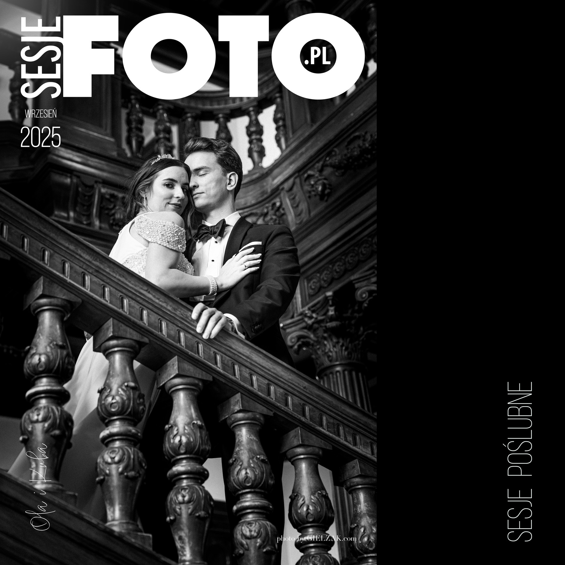 Czarno-biała fotografia ślubna: para młoda na bogato zdobionych schodach z balustradą, w tle dekoracyjne kolumny. Wyraźne logo fotografa, data 'Wrzesień 2025'.