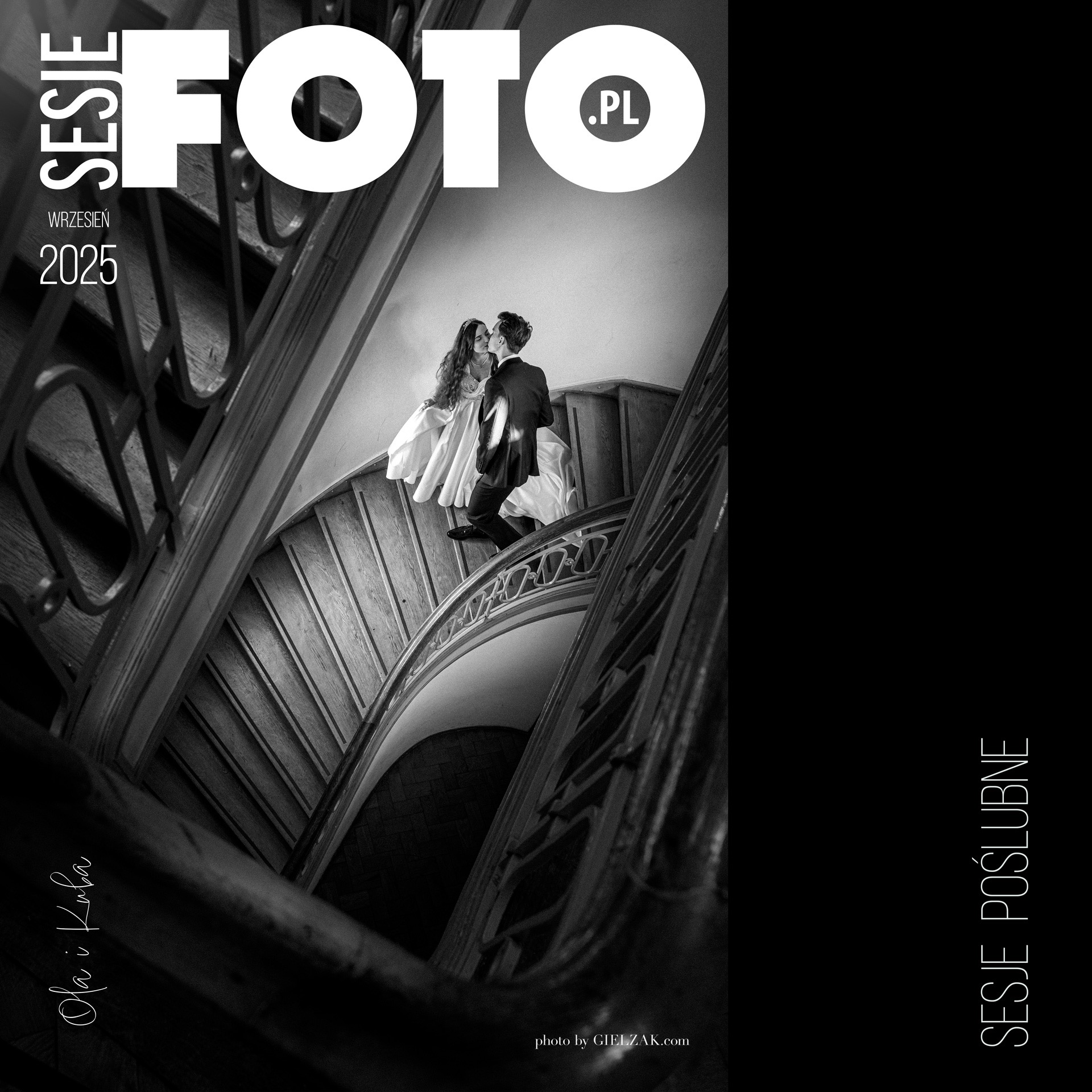 Czarno-białe zdjęcie pary młodej całującej się na krętych schodach. Ujęcie z góry, widoczne logo 'sesje foto.pl'. Romantyczna atmosfera, eleganckie stroje.