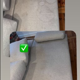 Rene Serwis - Porównanie stanu sofy przed i po czyszczeniu: widoczne plamy i zabrudzenia na górnej części zdjęcia, a na dolnej czysta, odświeżona tapicerka z poduszkami.