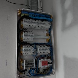 Przygotowanie insgalacji wewnątrz budynku usługowego oraz połączenie rozdzielnicy 4x18.