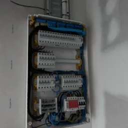 Przygotowanie insgalacji wewnątrz budynku usługowego oraz połączenie rozdzielnicy 4x18.