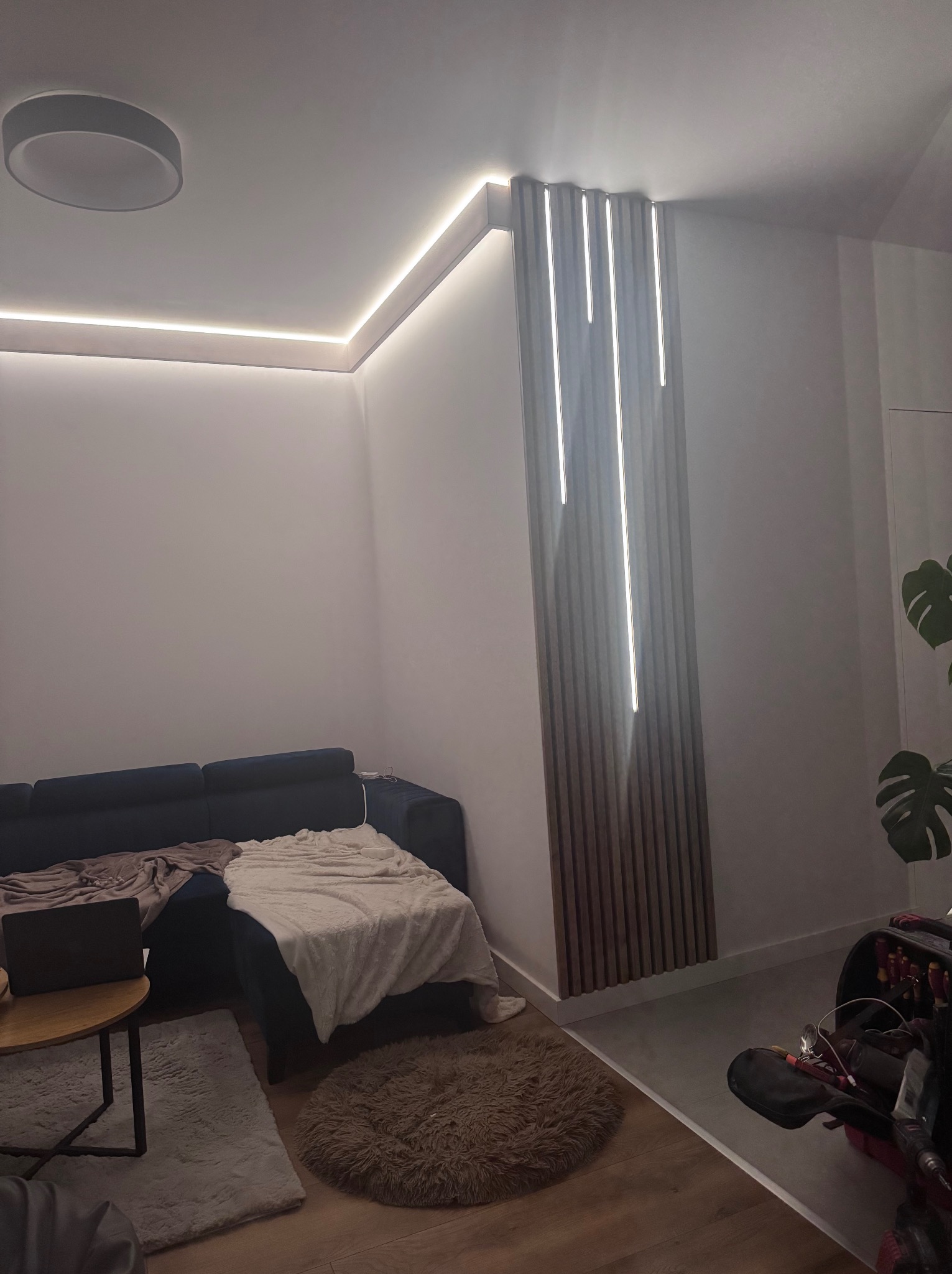 Przygotowanie instalacji + montaż oświetlenia LED sterowanego łącznikami, telefonem oraz pilotem.