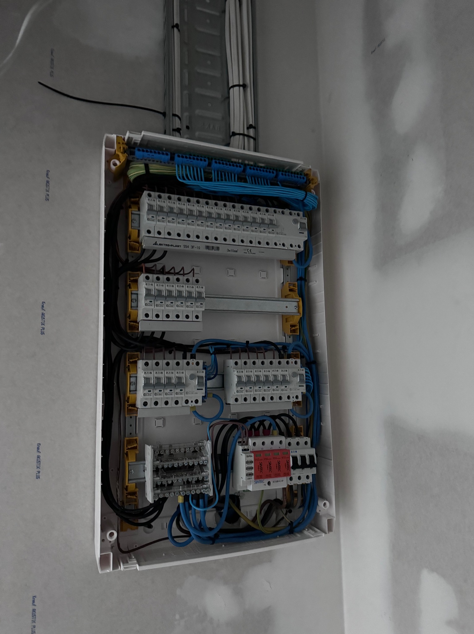 Przygotowanie insgalacji wewnątrz budynku usługowego oraz połączenie rozdzielnicy 4x18.