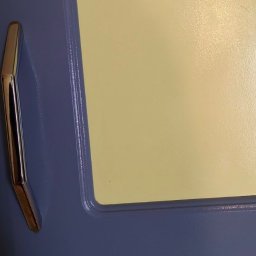 My clean team - Wykończona, świeżo pomalowana, niebieska szafka z chromowanym uchwytem, widok z bliska po zakończonym malowaniu.