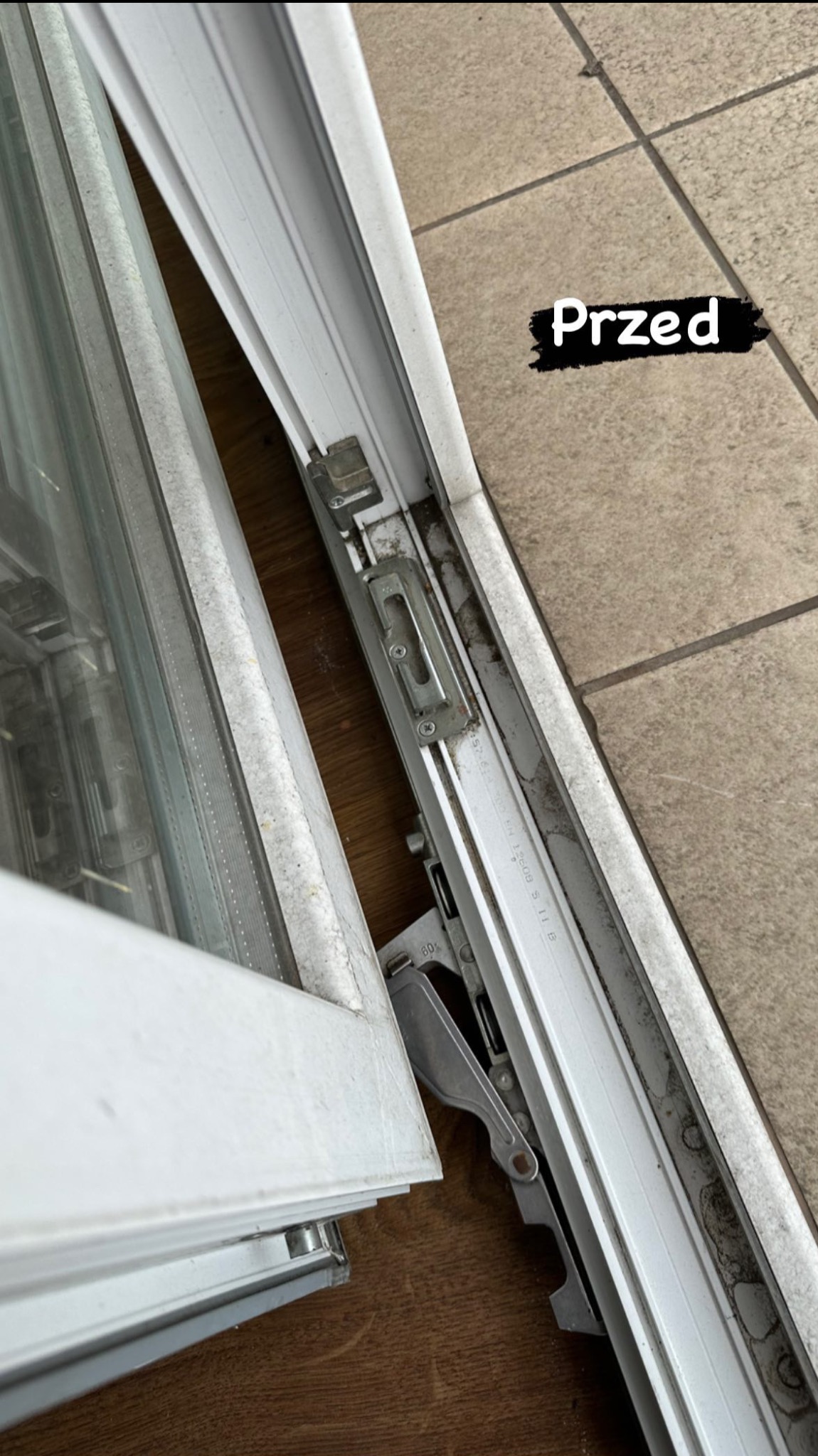 Brudne, białe ramy okienne przed czyszczeniem, widoczne zabrudzenia w rowkach i na uszczelkach, napis 'Przed' na zdjęciu.