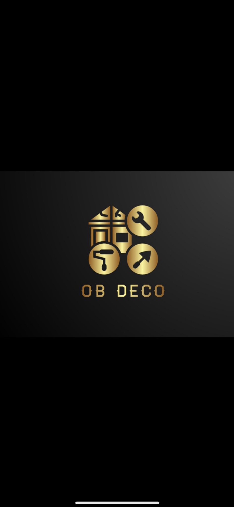 Złote logo firmy OB Deco na czarnym tle, zawierające ikonę domu, klucz francuski, wałek do malowania i strzałkę.