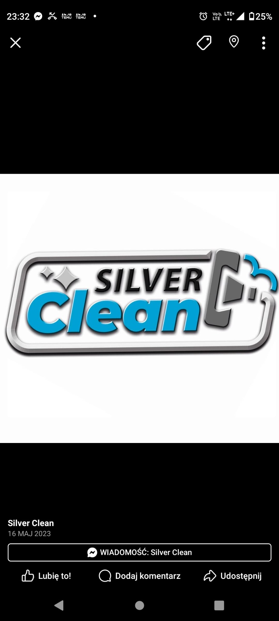 Logo firmy Silver Clean z nazwą w kolorze niebieskim i szarym, umieszczone w srebrnej ramce. Obok nazwy grafika przypominająca słuchawkę z bąbelkami.