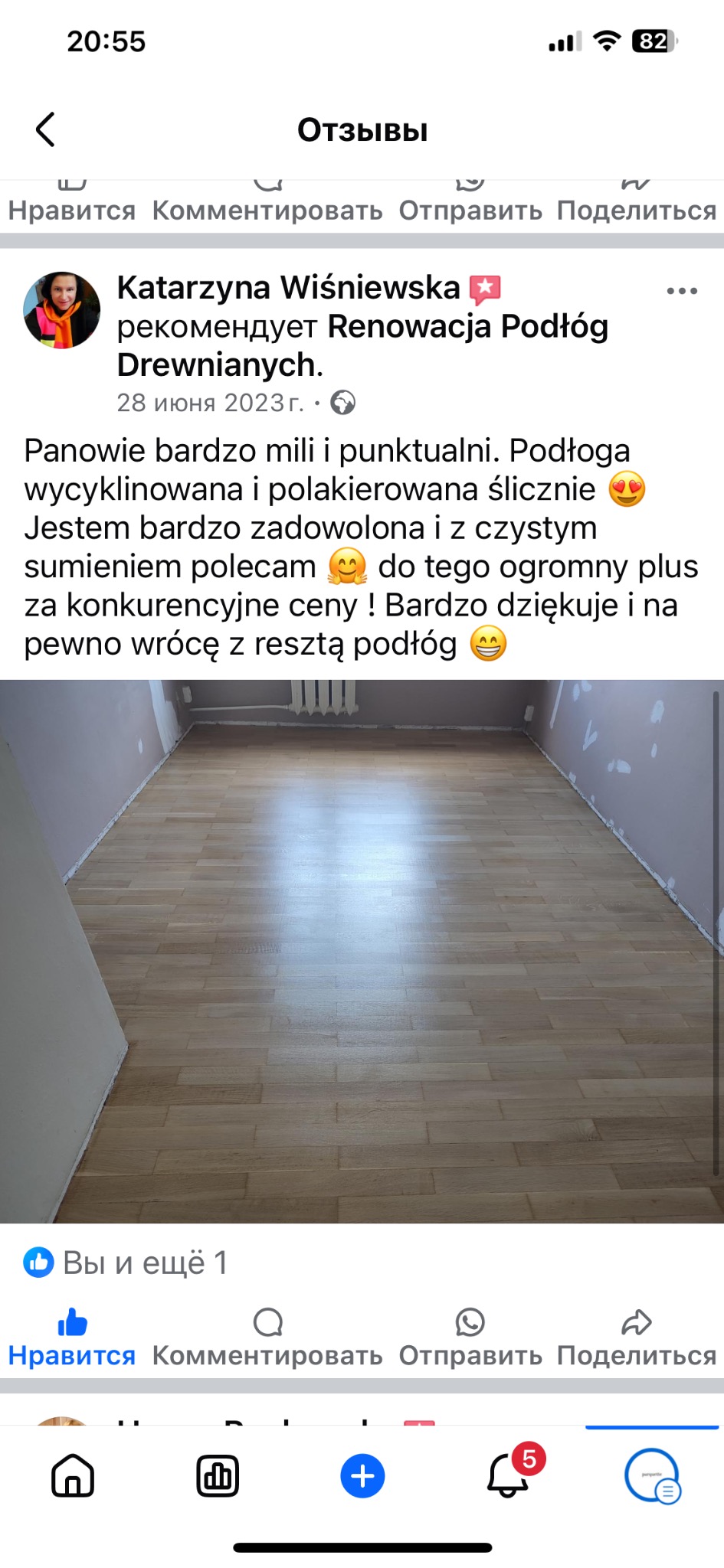 Zdjęcie ekranu telefonu z recenzją firmy Renowacja Podłóg Drewnianych, prezentujące wycyklinowaną i polakierowaną podłogę, z widocznymi fragmentami ścian w trakcie remontu.