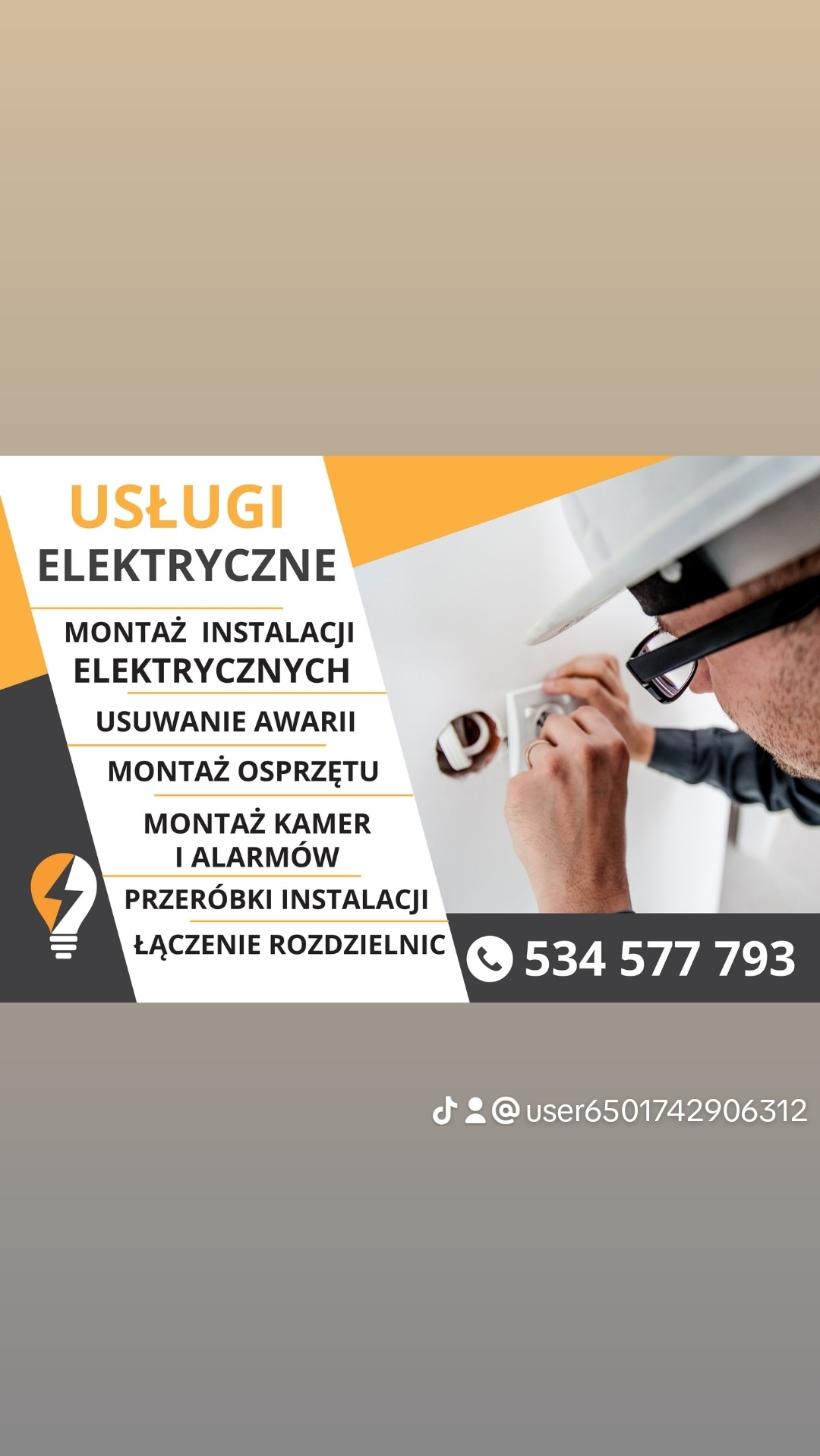 Mężczyzna w okularach i białym kasku montuje białe gniazdko elektryczne w ścianie.