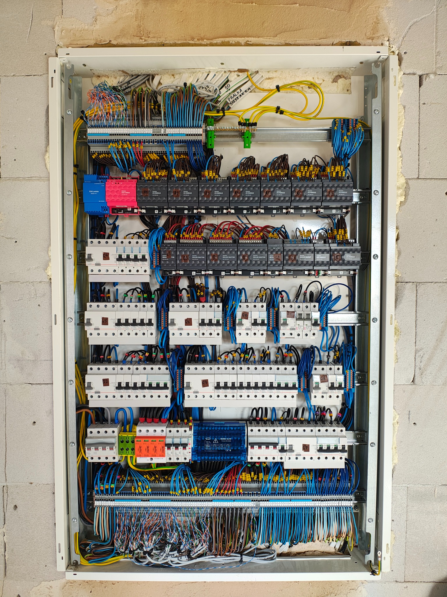 Instalacja SmartHome: zdalne sterowanie oświetleniem, roletami, ogrzewaniem, tworzenie scen