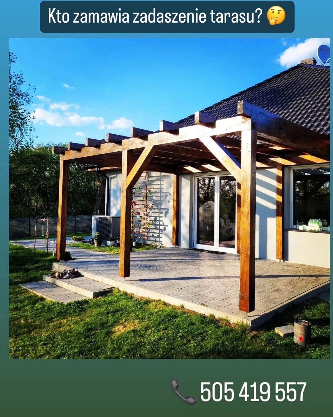 Zadaszenie tarasu z drewnianą konstrukcją, widoczne schodki prowadzące na taras, trawnik i fragment domu z białymi ścianami oraz numer telefonu na dole zdjęcia.