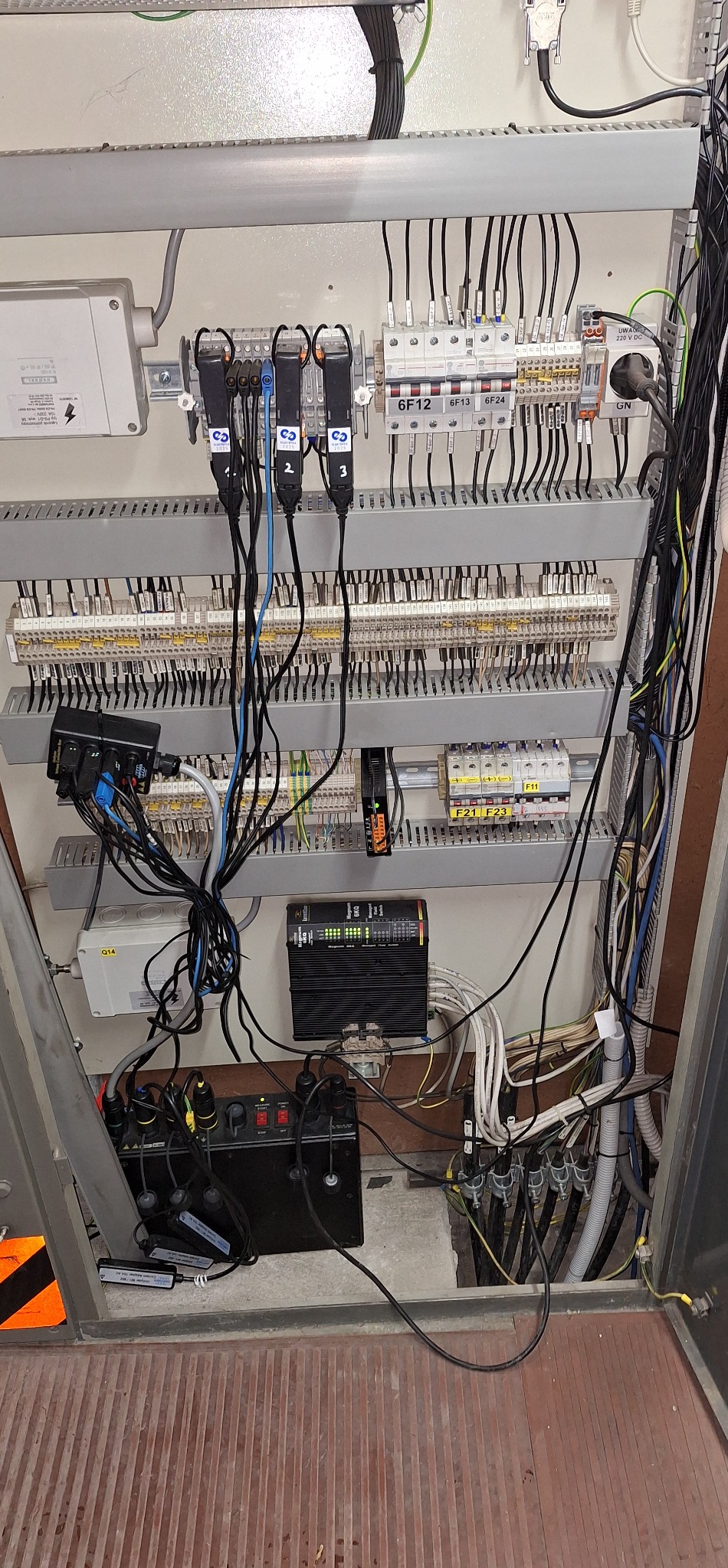 Podłączenie rejestratora w polu SN