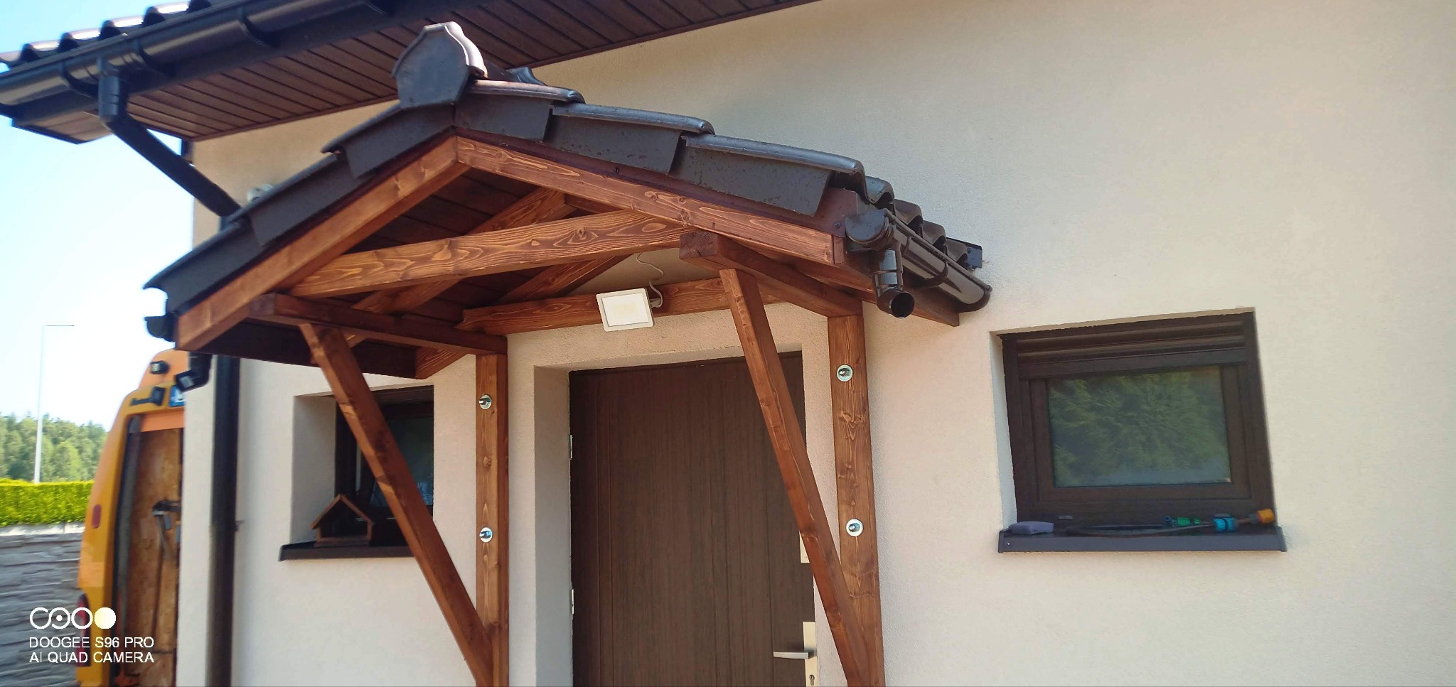 Zadaszenie wejścia.