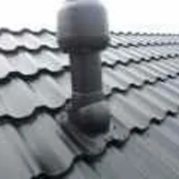 Szary dach z blachodachówki z kominkiem wentylacyjnym, widok z góry.