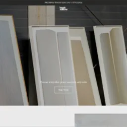 Ekran strony internetowej prezentujący minimalistyczne obrazy w ramkach w neutralnych odcieniach szarości i beżu, ustawione w pracowni artystycznej.