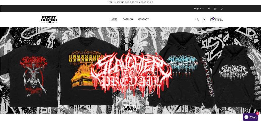 Zdjęcie prezentuje stronę internetową sklepu z odzieżą w Warszawie, oferującego czarne bluzy i koszulki z grafikami w stylu metalowym, na tle graffiti.