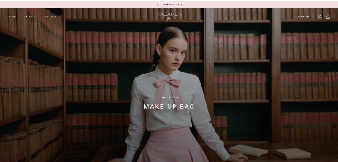 Modelka prezentuje kosmetyczkę na tle biblioteczki w stylu vintage, ubrana w białą bluzkę z różową kokardą i plisowaną spódnicę.