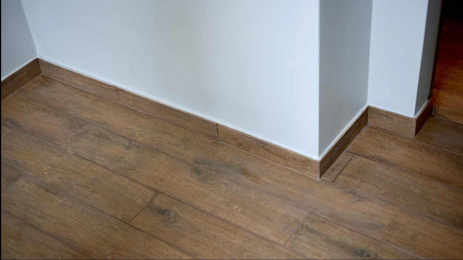 Realizacja podłogi kuchennej w kafelkach/płytkach imitujących panele drewniane.