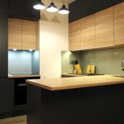 Nowoczesna kuchnia z czarnymi matowymi szafkami dolnymi i górnymi szafkami z forniru dębowego, oświetleniem LED podszafkowym i wyspą kuchenną z blatem z drewna dębowego, uzupełniona o ekspres do kawy.