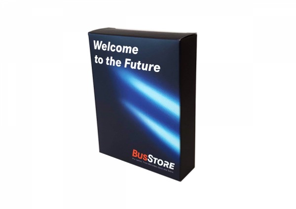 Kartonowe pudełko z nadrukiem 'Welcome to the Future' i logo BusStore na ciemnym tle z niebieskimi smugami świetlnymi.