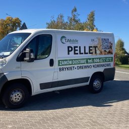Skład Opału Klikawa TJ MOBILE Sp. z o.o. - Biały samochód dostawczy z reklamą pelletu, brykietu i drewna kominkowego firmy TJMobile, zaparkowany na brukowanej powierzchni, z widocznym domem w tle.