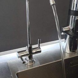 Czysta woda z kranu bez plastiku