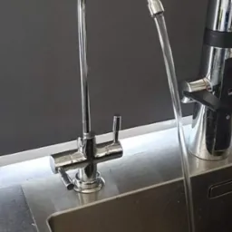 Czysta woda z kranu bez plastiku