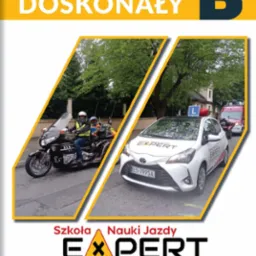 Grafika reklamowa szkoły nauki jazdy Expert prezentująca motocykl i samochód nauki jazdy na tle zieleni miejskiej.