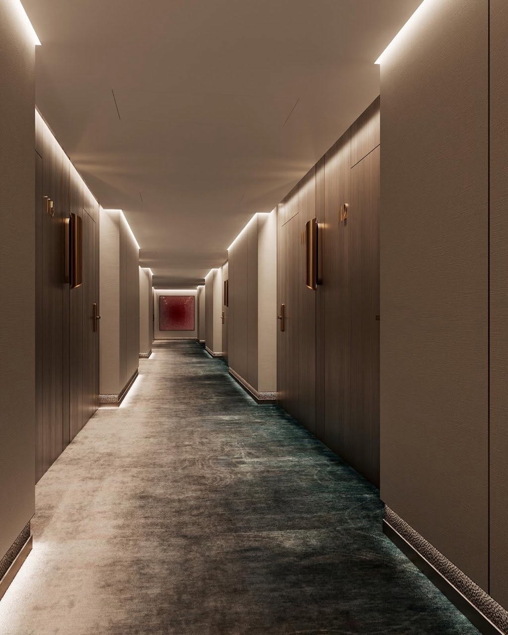 Długi korytarz hotelowy z drewnianymi drzwiami, oświetleniem LED i wzorzystą wykładziną. W tle widoczny obraz w czerwonej ramie, tworzący eleganckie wnętrze.