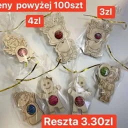 Ręcznie robione, drewniane ozdoby świąteczne ze sklejki 3mm: aniołek, renifer, bałwanek, piernik, zapakowane w folię z lizakiem w środku, ceny hurtowe.