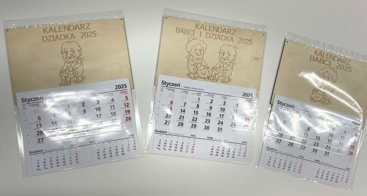 Trzy drewniane kalendarze na 2025 rok, w foliowych opakowaniach, z wygrawerowanymi rysunkami babci i dziadka oraz napisem 'Kalendarz Babci i Dziadka'.