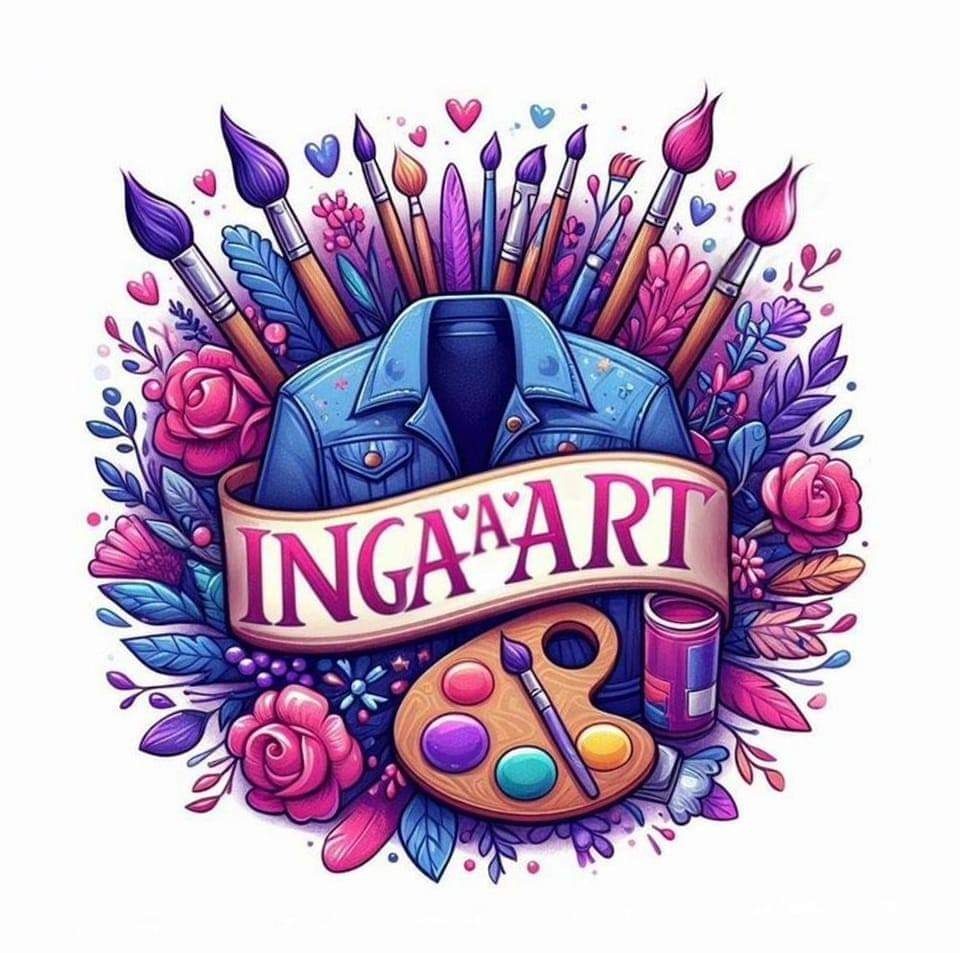 Ilustracja cyfrowa z denimu, pędzli, palety farb i kwiatów, owinięta wstążką z napisem 'INGA^AART'.