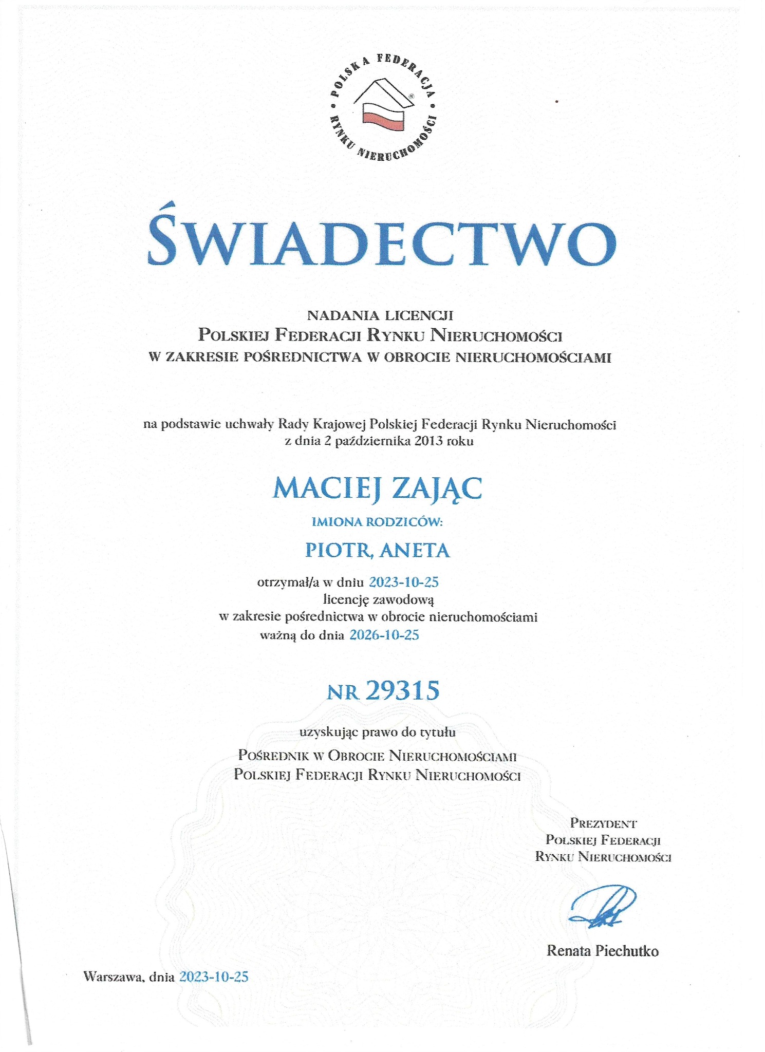 Skan świadectwa nadania licencji zawodowej pośrednika w obrocie nieruchomościami Polskiej Federacji Rynku Nieruchomości dla Macieja Zająca, ważnej do 2026 roku, z podpisem Renaty Piechutko.