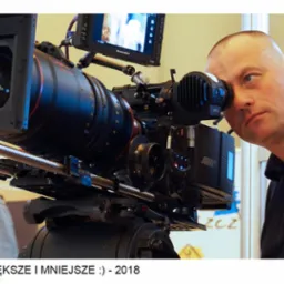 Kamerzysta patrzy przez wizjer kamery filmowej ARRI z dużym obiektywem Optimo Ultra 12x, obok monitor Transvideo HDR.