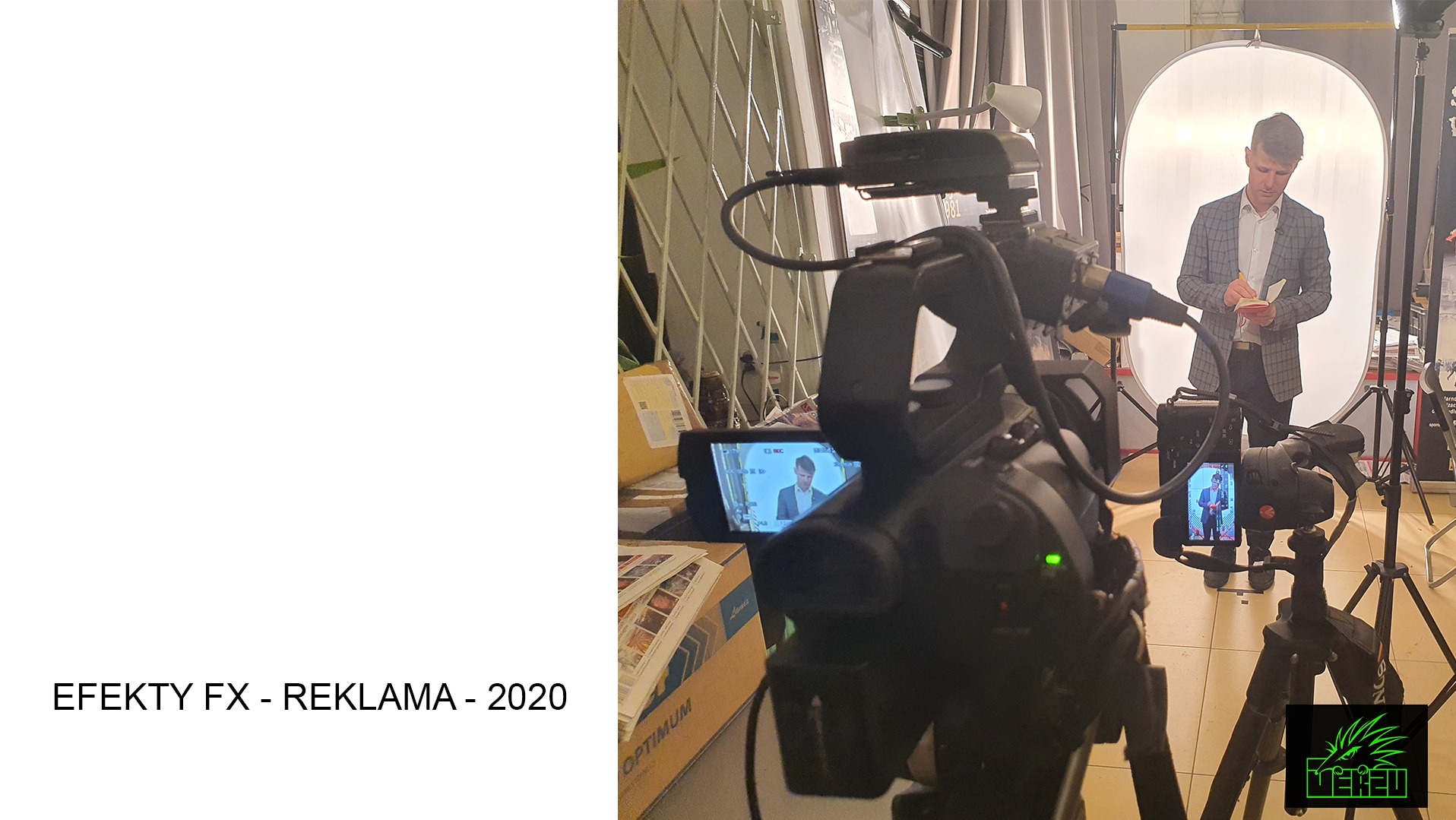 Kamerzysta filmuje mężczyznę w marynarce na białym tle, widoczne monitory podglądowe i sprzęt oświetleniowy.